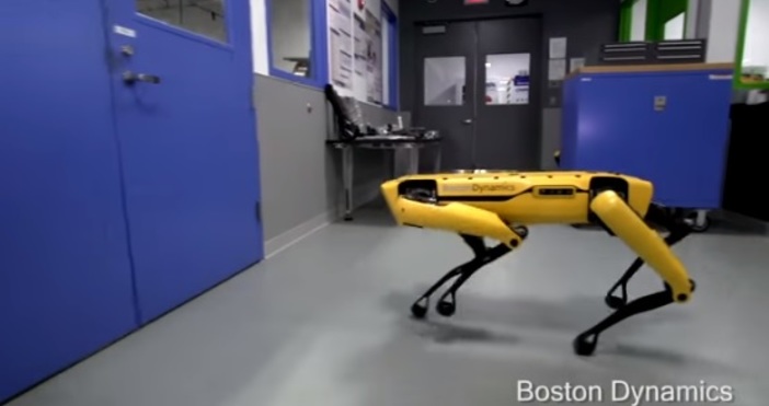 Специалисти от компанията Бостън дайнамикс научиха робот куче да отваря вратата