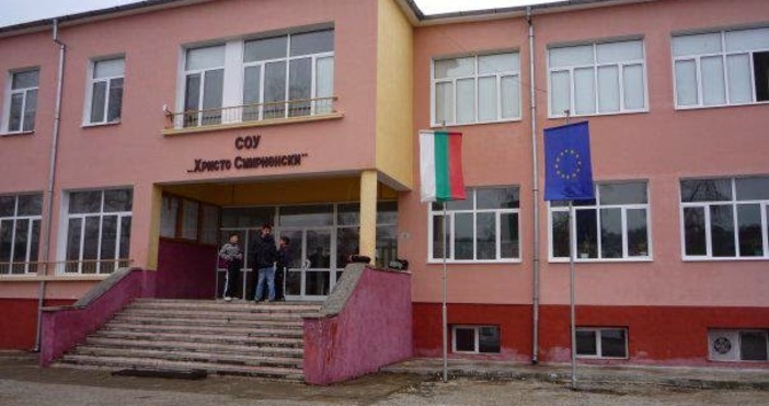 Основно училище Христо Смирненски в село Бял извор удари дъното