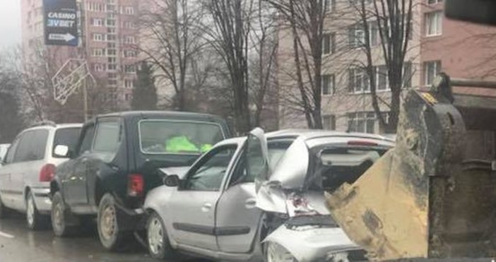  © Фейсбук, Varna24.bg  Верижна катастрофа с багер и 8 автомобила е