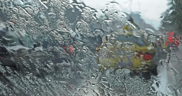 Мокри и хлъзгави са пътните настилки на територията на Варна