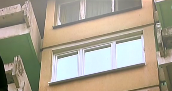 Социални работници опитват да влязат в дома на майката  чийто