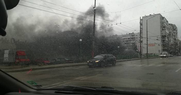 снимка ПетелГъсто кълбо черен дим се носи над паркинга до Мосю Бриколаж
