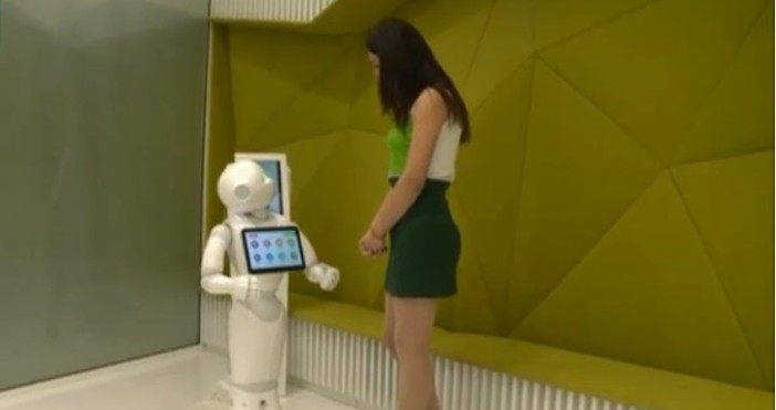 Говорещ робот посреща на български език клиентите на банков клон