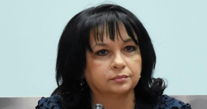 Енергийният министър Теменужка Петкова подава оставка Това стана ясно преди