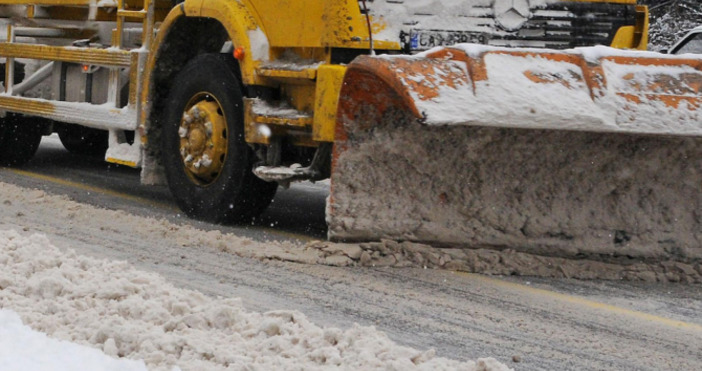 Над 600 машини почистват републиканските пътища в районите със снеговалеж