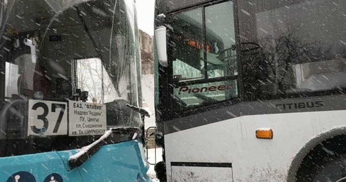 © Plovdiv24 bg  За катастрофа между два автобуса от масовия