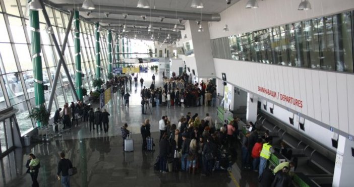 СЛЕДЕТЕ УСЛОЖНЕНАТА ЗИМНА ОБСТАНОВКА ВСЯКА МИНУТА В PETEL.BGСнимка БулфотоСнегът блокира летище
