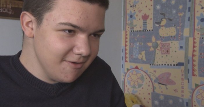 16-годишният Петър страда от мускулна дистрофия и се нуждае се