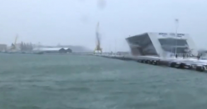Лошото време затвори пристанищата в Бургас Бурният вятър фучи със