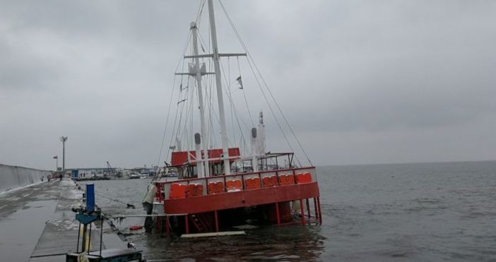 Снимка Петър КириловЕмблематичният кораб Кук който се използваше за разходка