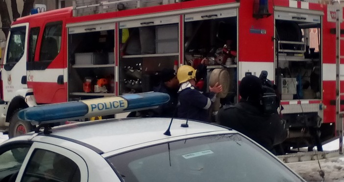 Снимки Петел Пожарът в Македонския дом е загасен Няма данни за