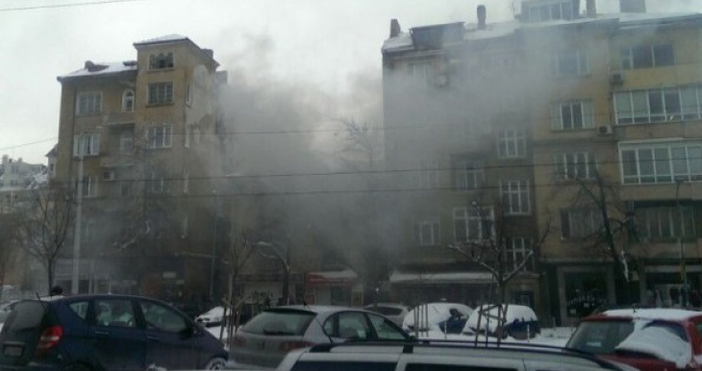 Снимка: actualno.comСграда се запали в центъра на София, на булевард