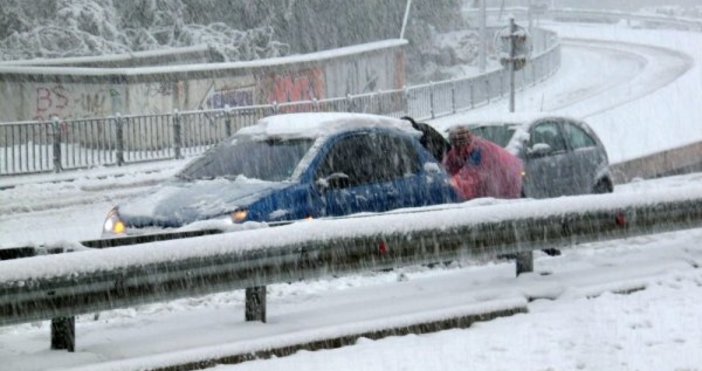 Снимка БулфотоДебелата снежна покривка и лошите метеорологични условия могат да ни направят безпомощни