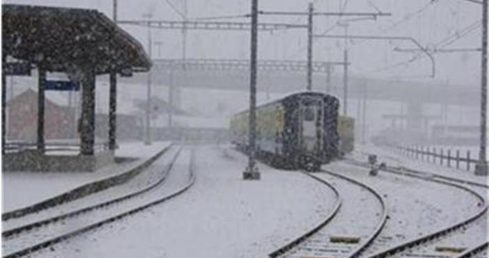 Усложнената метеорологична обстановка в Североизточна България наложи спиране на движението