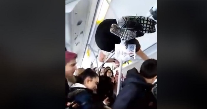 Млад кондуктор в пловдивския градския транспорт продава билети на пътниците