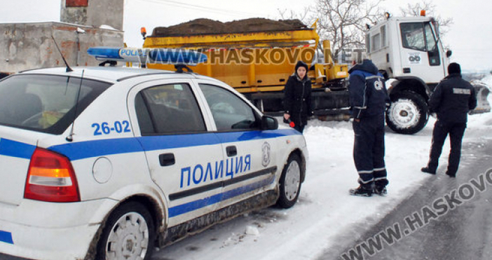 Снимки: haskovo.net.Училищен автобус закъса в преспите тази сутрин на разклона