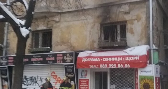 Снимки ЧитателСграда се запали в центъра на София на булевард