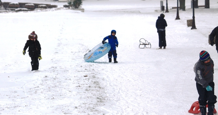 снимки: Петел“Във Варна снеговалежът продължава трети пореден ден, което никак