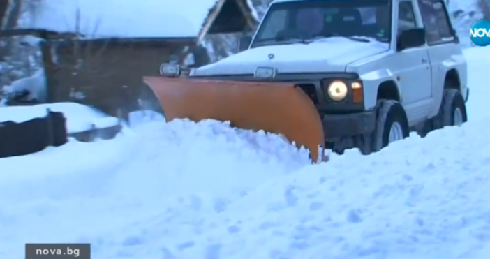 Кадър Нова твВ Дупнишко кмет преобрази джипа си в снегорин, за