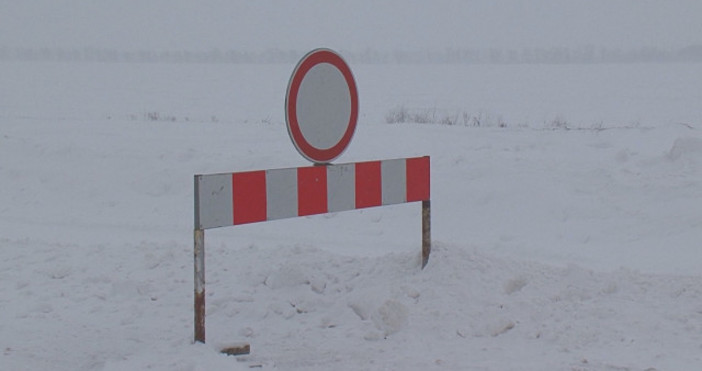 Все още има проблеми със снегонавявания в Североизточна България съобщи