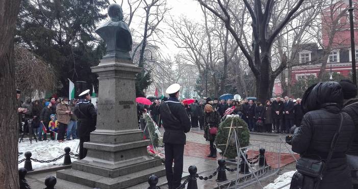 Преди минути във Варна се състоя празничното шествие до паметника на