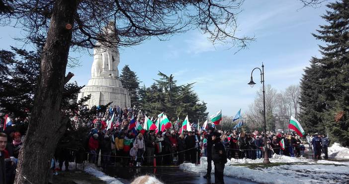 Стотици варненци се събраха днес по обед пред Паметника на