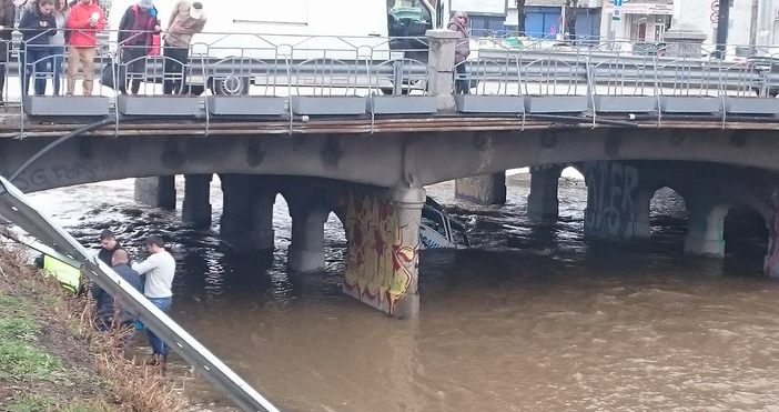 Novini.bgПолицесйка кола е паднала от мост на кръстовището на столичния