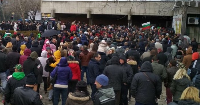 © Plovdiv24 bg  Протестиращите обсадиха входа на прокуратурата в Пловдив и