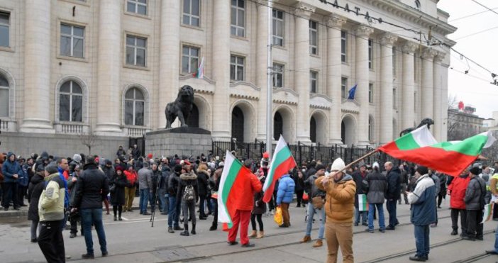 Снимки: БулфотоСтотици граждани на София се събраха пред Съдебната палата в