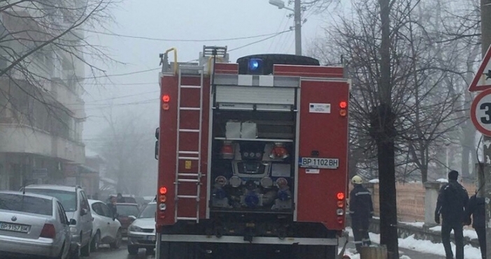 Две пожарни блокираха входа на голямо врачанско училище видя екип