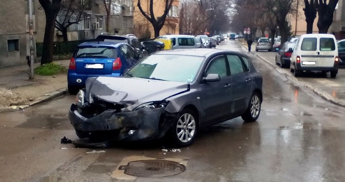 снимки: Петел“Лек автомобил с разбита предница затруднява трафика на кръстовището