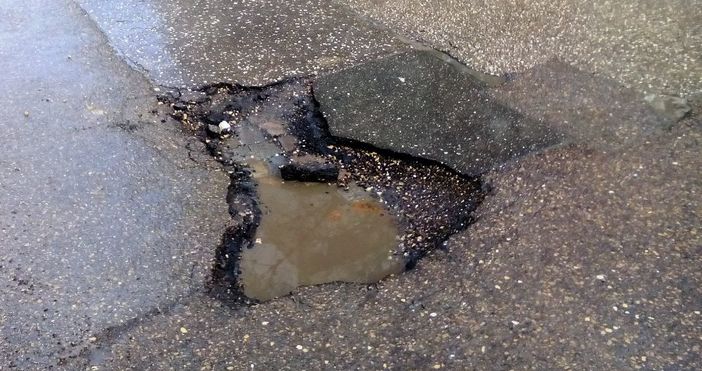 Наш читател изпрати снимки на опасно дълбоки дупки в асфалта