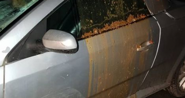 Снимки  фейсбукНа отвратителна гледка се натъкна столичанин тази нощ Паркиран автомобил