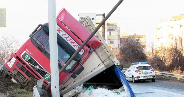 Снимка БулфотоРумънски тежкотоварен камион катастрофира на пътя за Дунав мост край