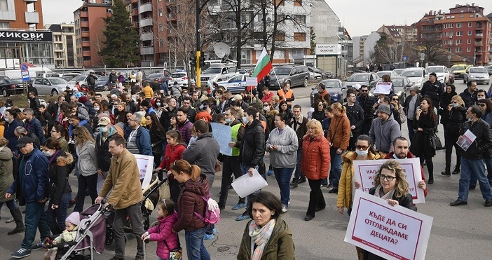 Снимки БулфотоЖителите на квартал Витоша излязоха на протест заради инфраструктурните