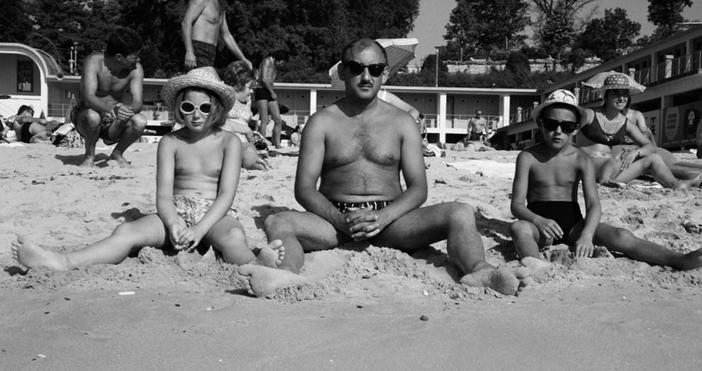  Снимки Тихомир Стоянов Семейство Стоянови е озаглавена необичайна изложба която ще