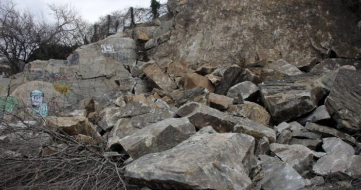 11 села остават откъснати от Смолян заради голямото свлачище в