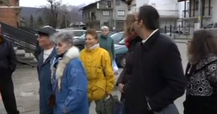 Жители на град Берковица се събраха пред дома на 90-годишната