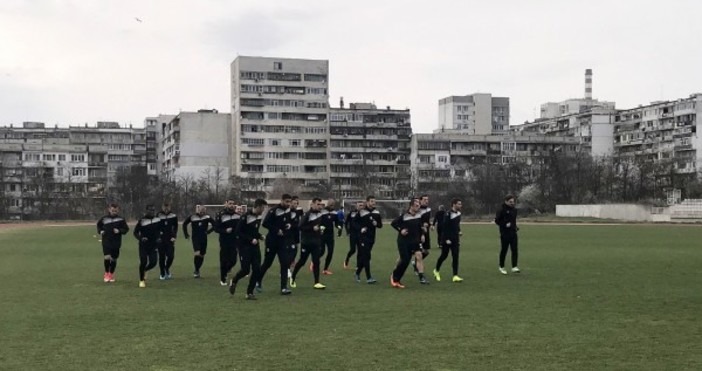 Треньорът на Черно море Илиан Илиев определи групата за неделния