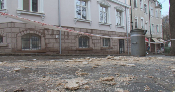 Снимка: btvnovinite.bgМазилка падна от къща в Стария град в Пловдив