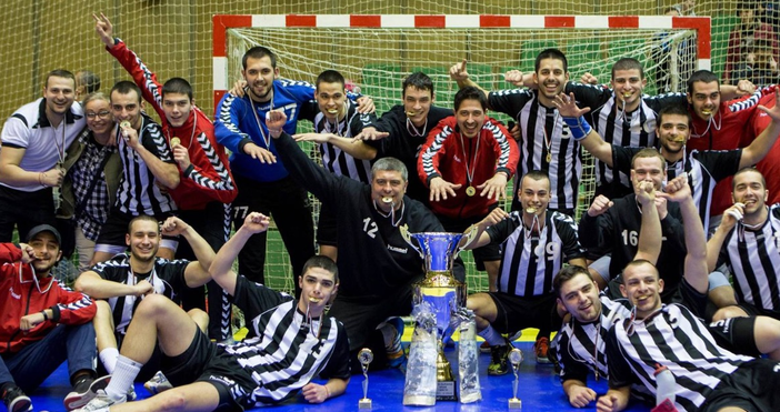 Хандбалистите на Локомотив вдигнаха Купата на България за четвърти път