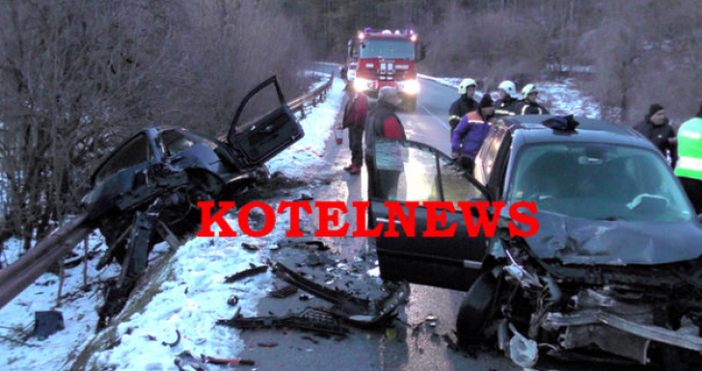 Снимки Kotelnews comНищо не е останало от двете коли които са участвали