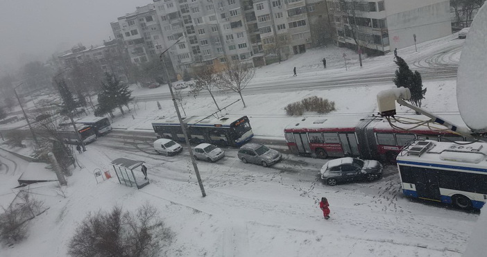Снегът във Варна започва все повече да трупа в последните