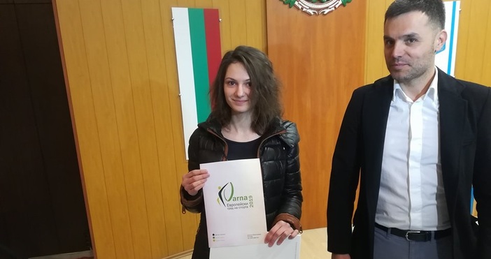 Третокурсничката от Техническия университет Ивелина Мирославова спечели конкурса за лого