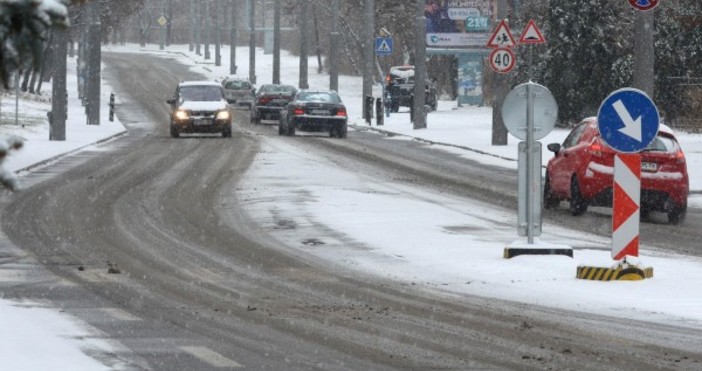 Обстановката в Русенско е усложнена заради обилния снеговалеж и силния