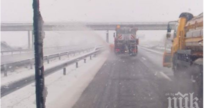 Катастрофа между автомобил и снегорин е станала на АМ Марица  в