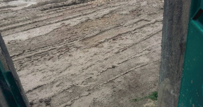 Снимки читателПрез кал и тиня са принудени да газят част