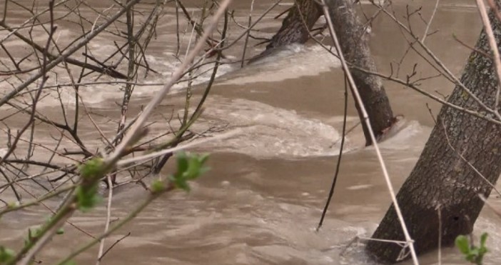 Река Тунджа преля край Елхово До критичното ниво остават само