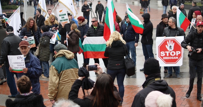 снимки: ПетелПатриотични песни звучаха днес на площад Независимост“ във Варна