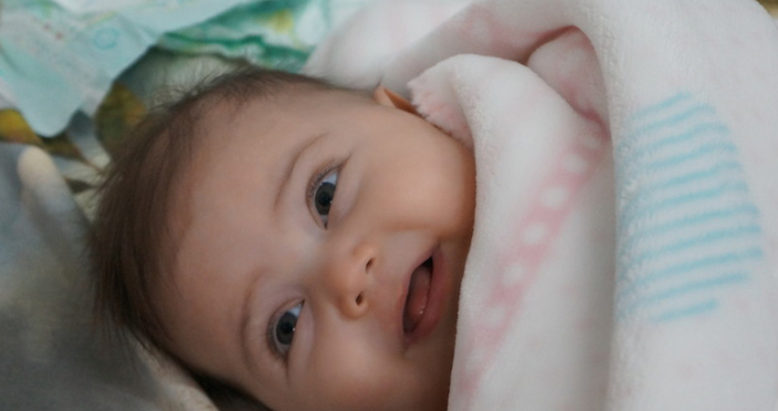 Бебе с остра лимфобластна левкемия се нуждае спешно от помощ.